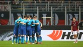 Para pemain Arsenal merayakan gol pertama pada menit ke-15 melalui Henrikh Mkhitaryan. Tendangan Mkhitaryan mengenai Leonardo Bonucci sebelum mengecoh kiper Gianluigi Donnarumma. (REUTERS/Alessandro Bianchi)
