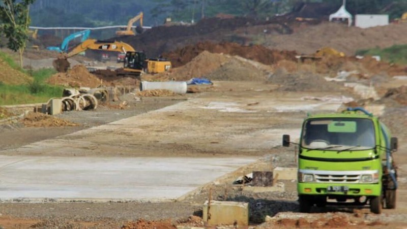 Menteri Pekerjaan Umum dan Perumahan Rakyat (PUPR) menargetkan Jalan Tol Trans Jawa dari Jakarta hingga Surabaya bisa digunakan untuk mudik Lebaran tahun 2018.