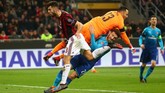 Dua pemain Arsenal kiper David Ospina dan bek Shkodran Mustafi bertabrakan saat berupaya mencegah menjaga penyerang AC Milan Patrick Cutrone (REUTERS/Alessandro Bianchi)