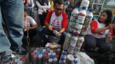 Sejumlah anggota komunitas membuat 'Eco Brick' dari bahan sampah plastik saat kampanye bahaya sampah plastik di Surabaya, Jawa Timur, 4 Maret 2018. Kegiatan itu untuk mengedukasi masyarakat memanfaatkan sampah plastik menjadi barang yang berguna. (ANTARA FOTO/Didik Suhartono)