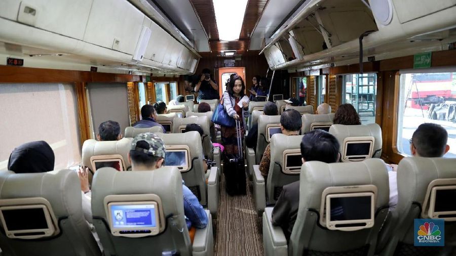Penumpang menaiki kereta api Argo Parahyangan kelas priority menuju Bandung di Stasiun Gambir, Jakarta Pusat, Jumat (9/3/2018).  (CNBC Indonesia/Andrean Kristianto)