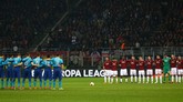 Para pemain AC Milan dan Arsenal mengheningkan cipta sebelum pertandingan di San Siro untuk mengenang kapten Fiorentina Davide Astori yang meninggal akhir pekan lalu. (REUTERS/Alessandro Bianchi)