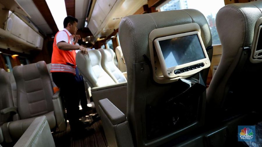 Penumpang menaiki kereta api Argo Parahyangan kelas priority menuju Bandung di Stasiun Gambir, Jakarta Pusat, Jumat (9/3/2018). (CNBC Indonesia/Andrean Kristianto)