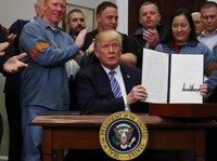 Trump Sahkan Kebijakan Bea Impor Baja dan Aluminium AS