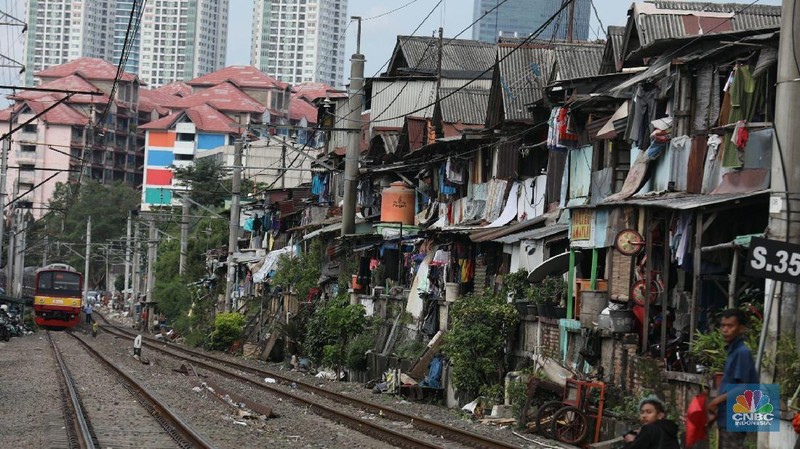Presiden Joko Widodo (Jokowi) berupaya untuk menekan angka kemiskinan dengan memperbanyak cakupan penerima bantuan sosial berupa program keluarga harapan (PKH).