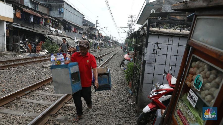 Presiden Joko Widodo (Jokowi) berupaya untuk menekan angka kemiskinan dengan memperbanyak cakupan penerima bantuan sosial berupa program keluarga harapan (PKH).