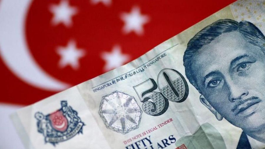 Nilai tukar rupiah tidak hanya melemah terhadap dolar AS. Rupiah juga melemah terhadap mata uang negara tetangga.