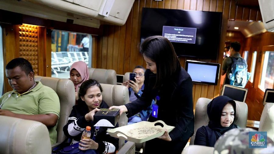 Penumpang menaiki kereta api Argo Parahyangan kelas priority menuju Bandung di Stasiun Gambir, Jakarta Pusat, Jumat (9/3/2018).  (CNBC Indonesia/Andrean Kristianto)