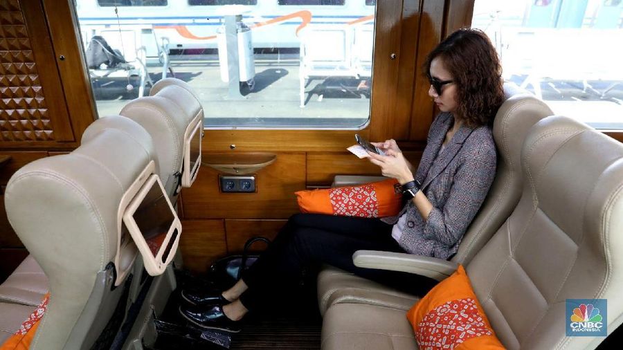 Penumpang menaiki kereta api Argo Parahyangan kelas priority menuju Bandung di Stasiun Gambir, Jakarta Pusat, Jumat (9/3/2018). (CNBC Indonesia/Andrean Kristianto)