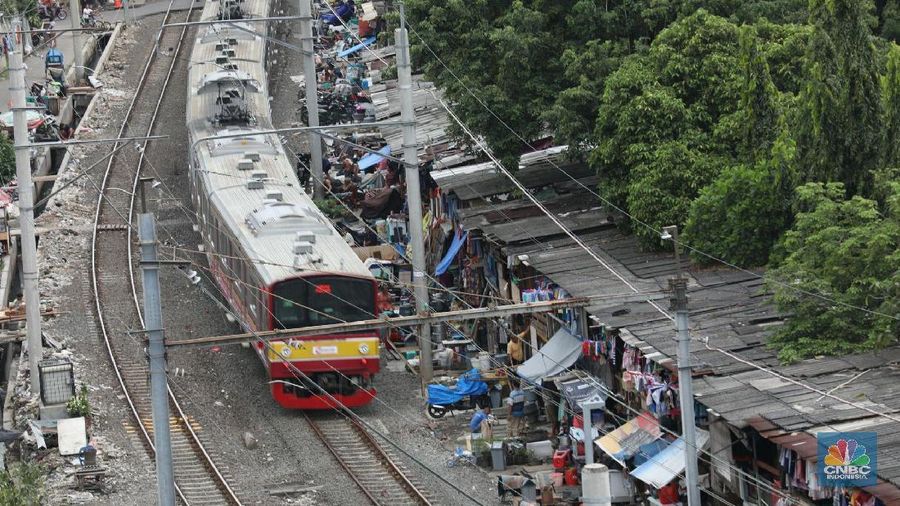 Presiden Joko Widodo (Jokowi) berupaya untuk menekan angka kemiskinan dengan memperbanyak cakupan penerima bantuan sosial berupa program keluarga harapan (PKH).