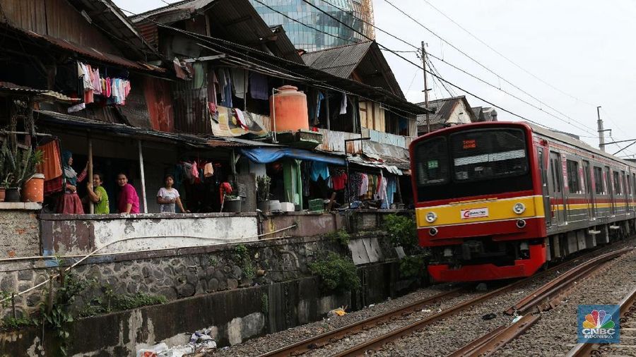 Presiden Joko Widodo (Jokowi) berupaya untuk menekan angka kemiskinan dengan memperbanyak cakupan penerima bantuan sosial berupa program keluarga harapan (PKH).