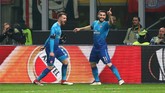 Gelandang Arsenal Aaron Ramsey merayakan gol ke gawang AC Milan melalui rekan setimnya, Sead Kolasinac (REUTERS/Alessandro Bianchi)
