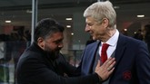 Pelatih AC Milan Gennaro Gattuso dan manajer Arsenal Arsene Wenger bersalaman dan berbicara singkat sebelum pertandingan. (REUTERS/Alessandro Bianchi)
