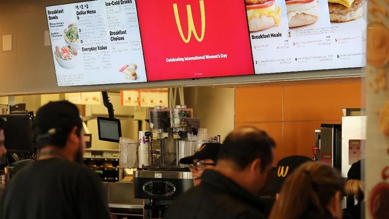 Menyambut Hari Perempuan Internasional, McDonalds membuat langkah branding yang unik dengan membalik huru ikon M menjadi W.