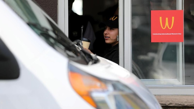 Menyambut Hari Perempuan Internasional, McDonalds membuat langkah branding yang unik dengan membalik huru ikon M menjadi W.