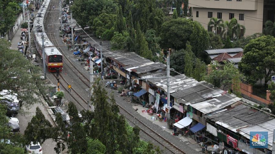 Presiden Joko Widodo (Jokowi) berupaya untuk menekan angka kemiskinan dengan memperbanyak cakupan penerima bantuan sosial berupa program keluarga harapan (PKH).