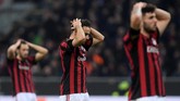 Tiga pemain AC Milan Hakan Calhanoglu, Giacomo Bonaventura dan Patrick Cutrone terlihat kecewa. Kesigapan kiper David Ospina dan tungguhnya lini pertahanan Arsenal membuat Milan gagal mencetak gol hingga akhir laga. (REUTERS/Alberto Lingria)