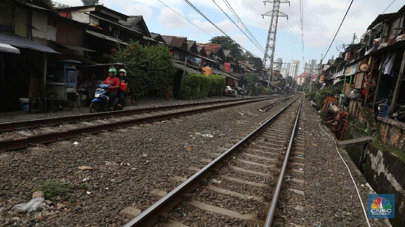 Presiden Joko Widodo (Jokowi) berupaya untuk menekan angka kemiskinan dengan memperbanyak cakupan penerima bantuan sosial berupa program keluarga harapan (PKH).