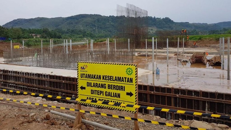 Menteri Pekerjaan Umum dan Perumahan Rakyat (PUPR) menargetkan Jalan Tol Trans Jawa dari Jakarta hingga Surabaya bisa digunakan untuk mudik Lebaran tahun 2018.
