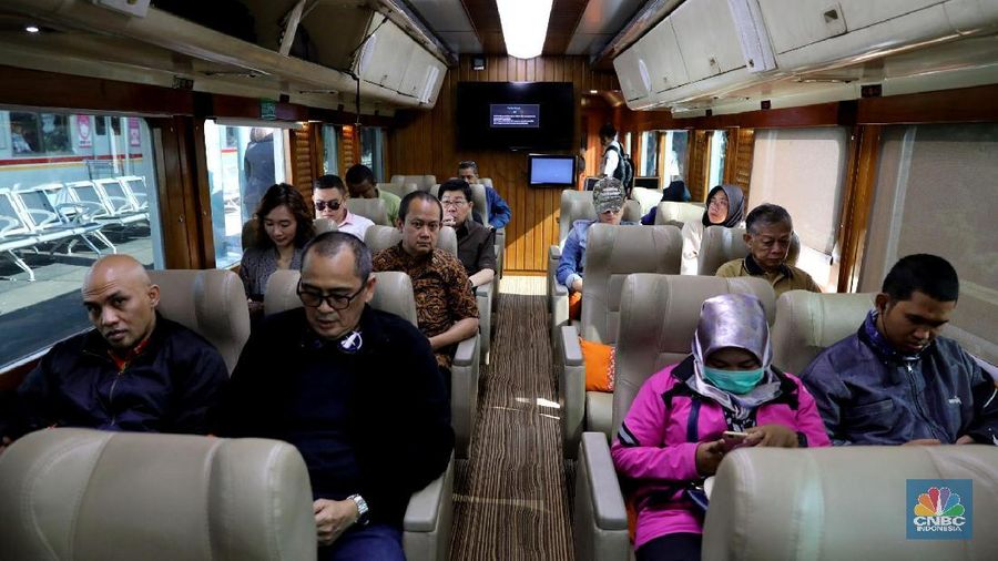 Penumpang menaiki kereta api Argo Parahyangan kelas priority menuju Bandung di Stasiun Gambir, Jakarta Pusat, Jumat (9/3/2018).  (CNBC Indonesia/Andrean Kristianto)