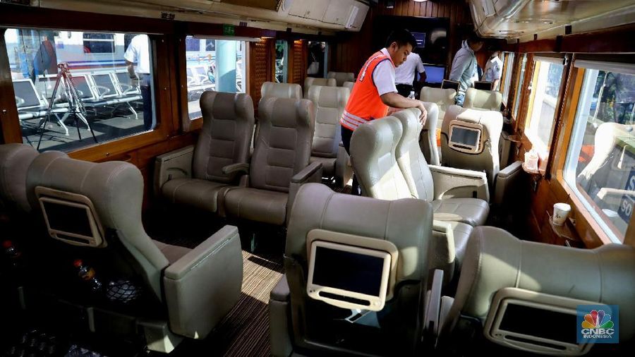 Penumpang menaiki kereta api Argo Parahyangan kelas priority menuju Bandung di Stasiun Gambir, Jakarta Pusat, Jumat (9/3/2018).  (CNBC Indonesia/Andrean Kristianto)