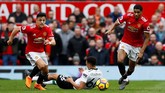 Skor 2-0 untuk Manchester United bertahan hingga akhir babak pertama. Dua pemain Manchester United Alexis Sanchez dan Marcus Rashford sukses mengeksploitasi kurang berpengalamannya bek muda Liverpool Trent Alexander-Arnold di babak pertama. (Reuters/Jason Cairnduff)