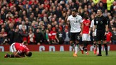Pemain Liverpool Emre Can kesal terhadap pemain Manchester United Antonio Valencia yang dianggap melakukan diving. Liverpool sebenarnya mendominasi permainan di Stadion Old Trafford. (REUTERS/Andrew Yates)