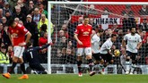 Pemain Liverpool Roberto Firmino dan Mohamed Salah merayakan gol. Gol bunuh diri Eric Bailly membangkitkan semangat Liverpool untuk mencetak gol kedua. (Reuters/Jason Cairnduff)