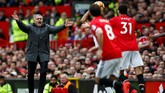 Manajer Manchester United Jose Mourinho memberi instruksi kepada para pemainnya. Skor 2-1 untuk Manchester United pun bertahan hingga laga usai. (Reuters/Jason Cairnduff)