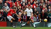 Marcus Rashford mencetak gol pertamanya ke gawang Liverpool pada menit ke-14 setelah menerima umpan sundulan Romelu Lukaku. (Reuters/Jason Cairnduff)