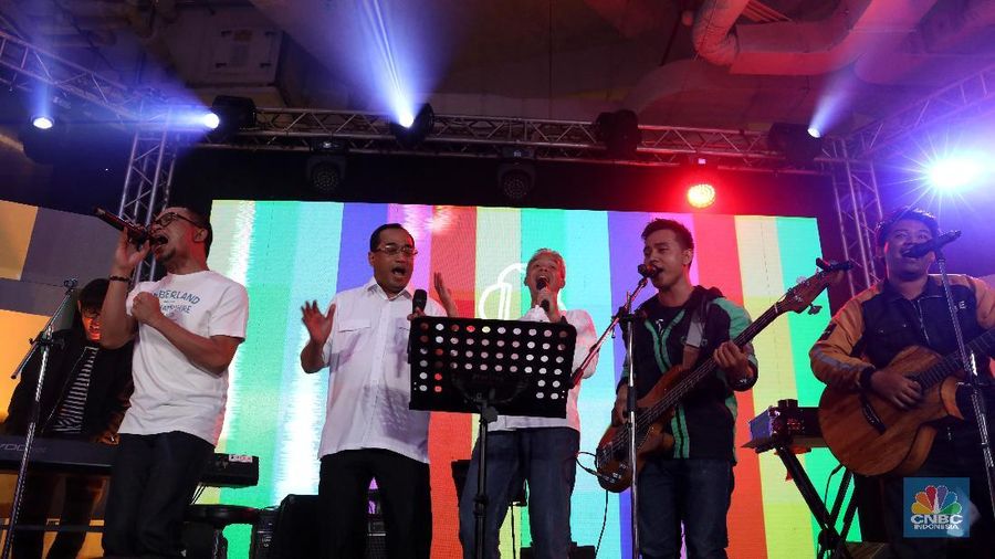 Ekspresi pejabat negara dalam merayakan hari musik.