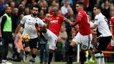 Liverpool gagal memanfaatkan waktu tersisa untuk mencetak gol penyeimbang. Winger Mohamed Salah yang sebelumnya tampil onfire gagal mengatasi penjagaan ketat Ashley Young yang menjadi bek kiri Manchester United. (REUTERS/Andrew Yates)