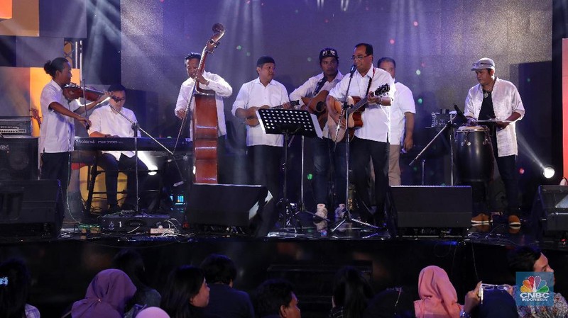 Ekspresi pejabat negara dalam merayakan hari musik.