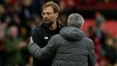 Manajer Liverpool Juergen Klopp bersalaman dengan manajer Manchester United Jose Mourinho usai pertandingan di Stadion Old Trafford. (REUTERS/Andrew Yates)