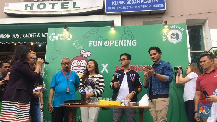 Pembukaan outlet Markobar X Sang Pisang milik, Gibran Rakabuming Raka serta Kaesang Pangarep, mereka adu keahlian mengolah makanan. Intip yuk foto-fotonya.