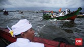 Salah satu alasan lain melaksanakan Melasti di tepi pantai adalah memiliki tujuan menyucikan diri dari segala perbuatan buruk di masa lalu dan membuangnya ke laut. (CNN Indonesia/ Hesti Rika)
