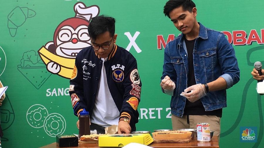 Pembukaan outlet Markobar X Sang Pisang milik, Gibran Rakabuming Raka serta Kaesang Pangarep, mereka adu keahlian mengolah makanan. Intip yuk foto-fotonya.
