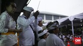 Bukan hanya melakukan sembahyang, Melasti juga berarti membersihkan dan penyucian benda sakral milik pura dengan cara diarak dan diusung mengelilingi kawasan tempat tinggal. (CNN Indonesia/ Hesti Rika)
