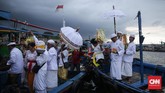 Menurut kepercayaan Hindu, upacara Melasti digelar untuk menghanyutkan kotoran alam menggunakan air kehidupan. Ini pula alasan menyelenggarakan Melasti di pinggir pantai. (CNN Indonesia/ Hesti Rika)