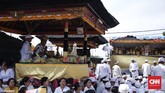 Umat Hindu se-Jabodetabek melaksanakan Upacara Melasti di Pura Segara Cilincing, Jakarta pada 11 Maret 2018. Melasti merupakan upacara penyucian diri menjelang Hari Raya Nyepi Tahun Baru Saka 1940 yang jatuh pada 17 Maret 2016. (CNN Indonesia/ Hesti Rika)
