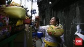 Warga menaruh sesajen di plataran Pura Segara Cilincing saat upacara Melasti di Cilincing, Jakarta, 11 Maret 2018. (CNN Indonesia/ Hesti Rika)