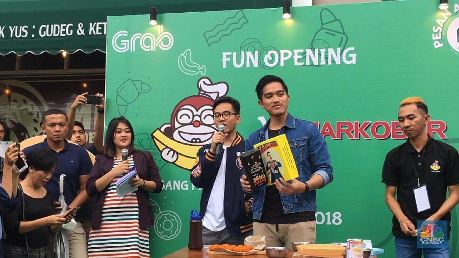 Pembukaan outlet Markobar X Sang Pisang milik, Gibran Rakabuming Raka serta Kaesang Pangarep, mereka adu keahlian mengolah makanan. Intip yuk foto-fotonya.