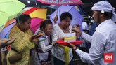 Dalam upacara Melasti, masyarakat berkelompok ke sumber air. Para pemangku adat lalu berkeliling dan memercikkan air suci dan asap dupa kepada seluruh warga yang datang beserta perangkat peribadatan sebagai simbol penyucian. (CNN Indonesia/ Hesti Rika)