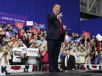 Trump Semprot Jeff Bezos Soal Tarif Pengiriman Amazon