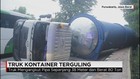 Truk Kontainer Terguling