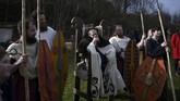 Menurut pengakuan yang ia tulis, Patrick menyebut telah membabtis ribuan orang Irlandia. Ia menyebarkan konsep trinitas dengan cara sederhana, melalui daun shamrock, sejenis daun semanggi yang berdaun tiga yang tumbuh subur di Irlandia. (REUTERS/Clodagh Kilcoyne)