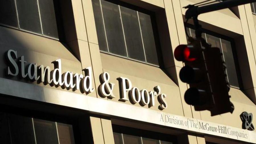 Lembaga pemeringkat Standard and Poor's (S&P) menaikkan peringkat utang Indonesia di atas level layak investasi