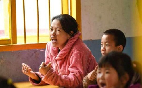 Tak Ada Kata Telat untuk Belajar, Ini Kisah Ibu Masuk TK Bareng Anaknya Tak Ada Kata Telat untuk Belajar, Ini Kisah Ibu Masuk TK Bareng Anaknya