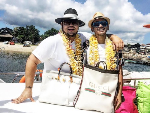 Pose Mirip Alay, Ivan Gunawan Bergaya dengan Tas Seharga Mobil Pose Mirip Alay, Ivan Gunawan Bergaya dengan Tas Seharga Mobil