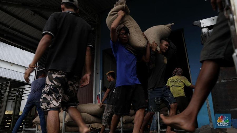 Pekerja mengangkat karungan kacang tanah Impor di komplek Jakarta Distribution Center, Senin (12/3/2018).   Wakil Presiden Jusuf Kalla (JK) menyatakan perang dagang yang dipicu kebijakan protektif Amerika Serikat (AS) tidak akan membuat negara-negara pertanian, termasuk Indonesia, tinggal diam. (CNBC Indonesia/Muhammad Sabki)